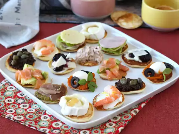 Συνταγή Πιατέλα blini με γέμιση, το τέλειο ποικίλο απεριτίφ για την εορταστική περίοδο