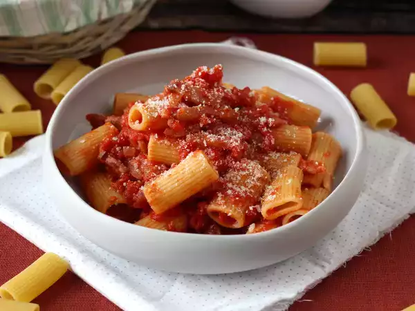 Συνταγή Pasta all'amatriciana, η παραδοσιακή συνταγή εξηγείται βήμα προς βήμα