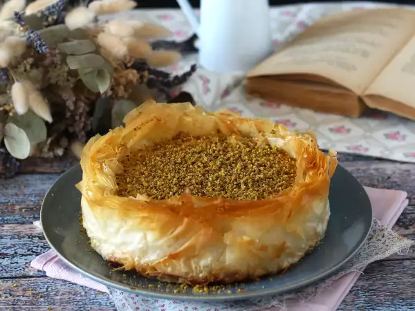 Συνταγή Τυρόπιτα τύπου μπακλαβά με φιστίκι, τραγανή και λιωμένη