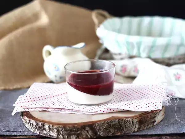 Συνταγή Panna cotta με coulis μούρων