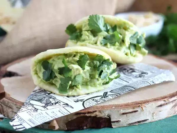 Συνταγή Arepas από τη βενεζουέλα με κοτόπουλο και αβοκάντο - reina pepiada