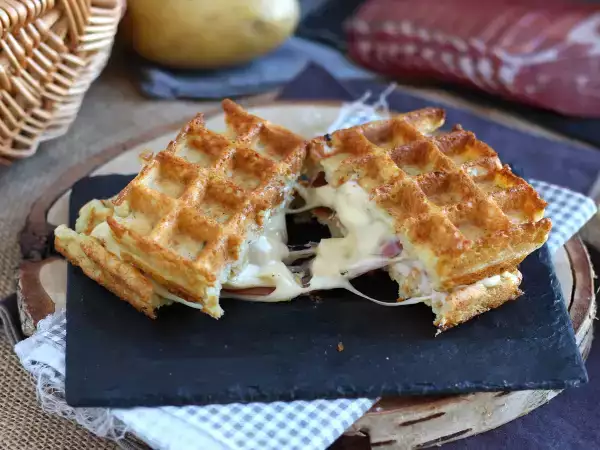 Συνταγή Σάντουιτς με βάφλα πατάτας και raclette, το απόλυτο comfort food