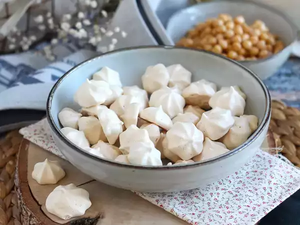 Συνταγή Vegan μαρέγκες με aquafaba