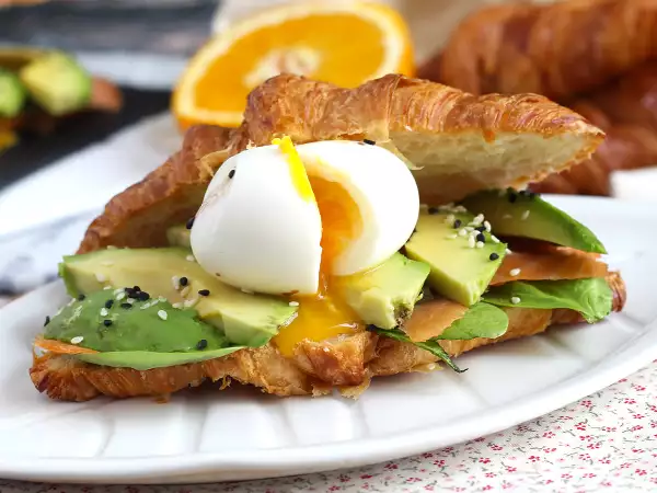 Συνταγή Σάντουιτς brunch με κρουασάν