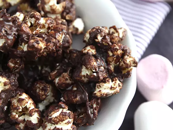 Συνταγή Ποπ κορν σοκολάτας και marshmallow