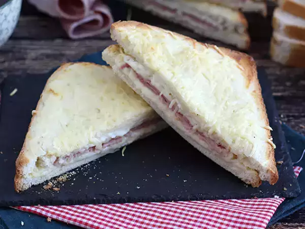 Συνταγή Gourmet croque-monsieur με σάλτσα μπεσαμέλ