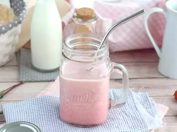 Συνταγή Vegan μιλκσέικ με κόκκινα φρούτα