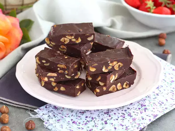 Συνταγή Hazelnut fudge - τετράγωνα σοκολάτας και φουντουκιού