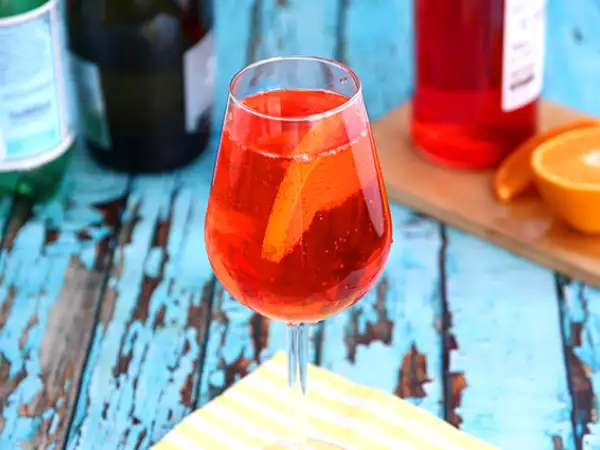 Συνταγή Spritz, το διάσημο ιταλικό κοκτέιλ με aperol