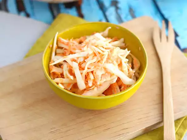 Συνταγή Coleslaw αμερικανικού τύπου (σαλάτα με λάχανο και καρότο)