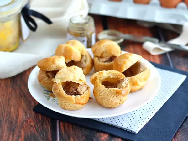 Συνταγή Ζαχαρωτά choux με φουά γκρα και κρεμμύδι confit