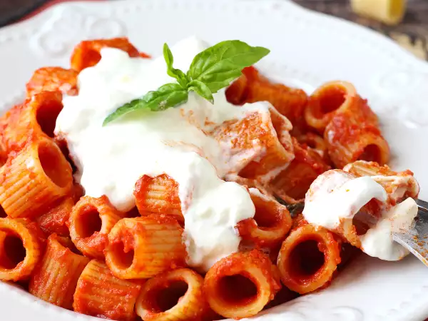 Συνταγή Ζυμαρικά με stracciatella και κρεμώδη ντομάτα: το πρώτο πιάτο έτοιμο σε 10 λεπτά