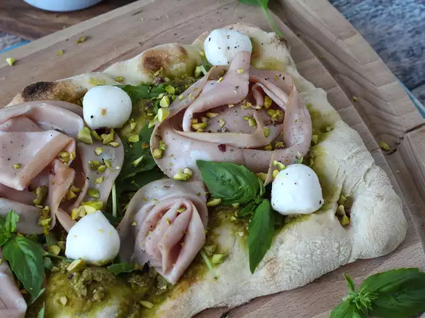 Συνταγή Pinsa με πέστο και mortadella, έτοιμη σε 10 λεπτά!
