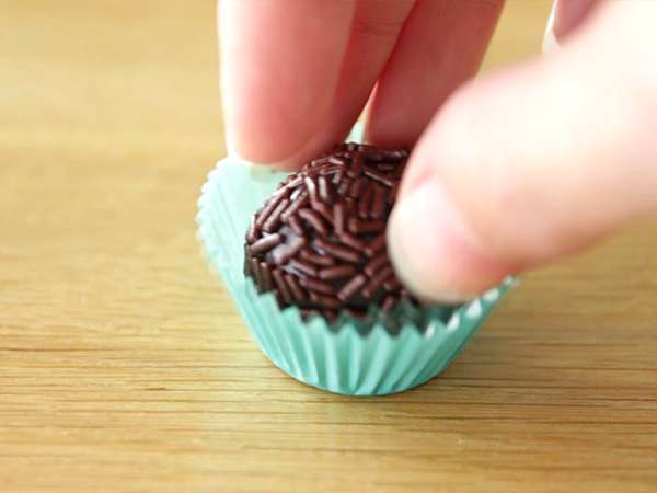 Brigadeiro, μικρά βραζιλιάνικα γλυκά - Προετοιμασία βήμα 5