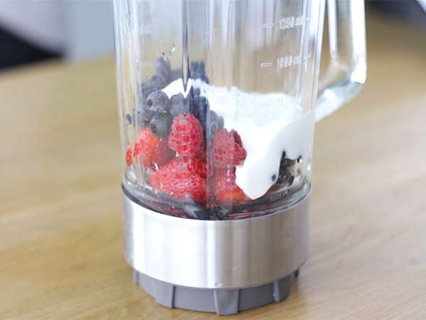 Κόκκινο μπολ Smoothie φρούτων - Προετοιμασία βήμα 1