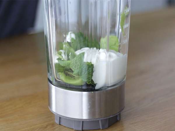 Smoothie μπολ ακτινίδιο μέντα σπανάκι βλαστούς - Προετοιμασία βήμα 1