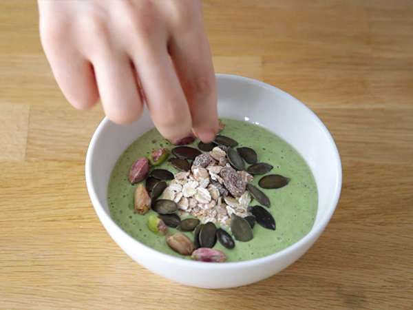 Smoothie μπολ ακτινίδιο μέντα σπανάκι βλαστούς - Προετοιμασία βήμα 3