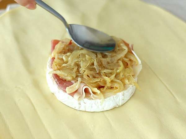 Ζαμπόν και κρεμμύδι Camembert σφολιάτας - Προετοιμασία βήμα 2