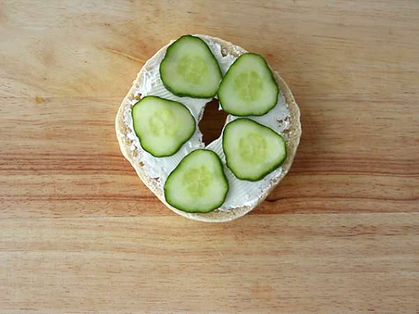 Bagel με σολομό, αγγούρι και fromage frais - Προετοιμασία βήμα 2