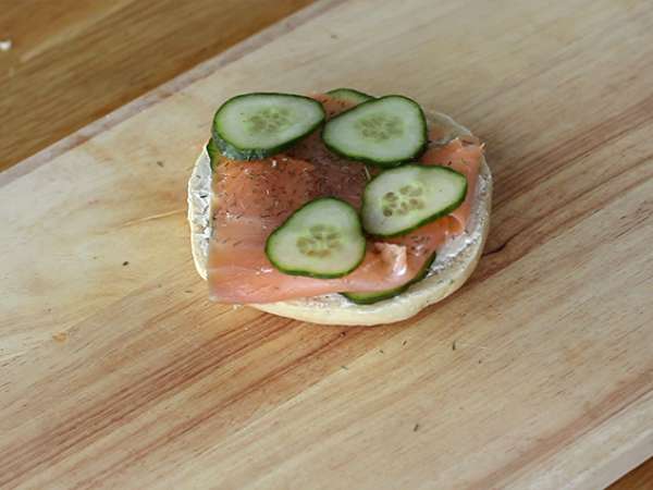 Bagel με σολομό, αγγούρι και fromage frais - Προετοιμασία βήμα 3