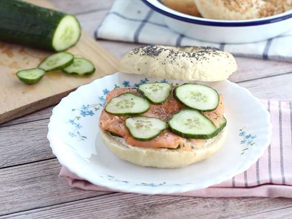 Bagel με σολομό, αγγούρι και fromage frais - Προετοιμασία βήμα 4