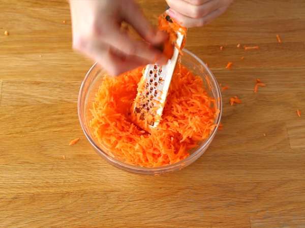 coleslaw αμερικανικού τύπου (σαλάτα με λάχανο και καρότο) - Προετοιμασία βήμα 2