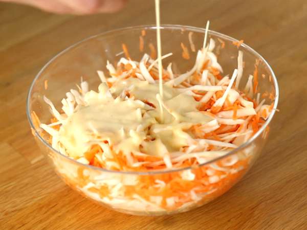 coleslaw αμερικανικού τύπου (σαλάτα με λάχανο και καρότο) - Προετοιμασία βήμα 4