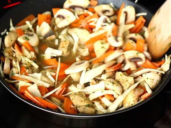 Chow mein (chao men), κινέζικα ζυμαρικά με κοτόπουλο και λαχανικά - Προετοιμασία βήμα 3