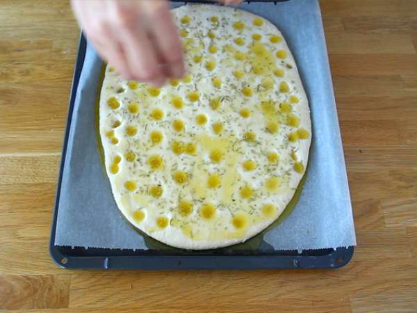 Focaccia, ιταλικό ψωμί με δεντρολίβανο - Προετοιμασία βήμα 6