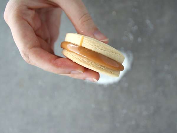 Alfajores - αργεντίνικο ψωμί με μαρμελάδα γάλακτος και καρύδα - Προετοιμασία βήμα 6