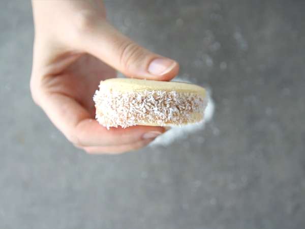 Alfajores - αργεντίνικο ψωμί με μαρμελάδα γάλακτος και καρύδα - Προετοιμασία βήμα 7