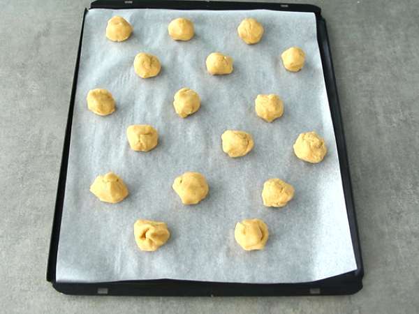 Μπισκότα με σοκολατάκια που περίσσεψαν από το Πάσχα - Προετοιμασία βήμα 2
