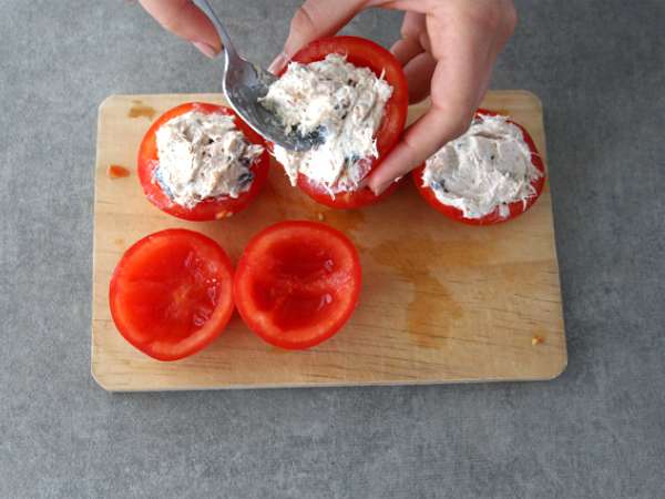 Ντομάτες γεμιστές με τόνο, fromage frais και ελιές - Προετοιμασία βήμα 3