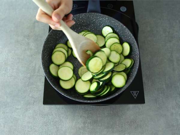 Κολοκυθάκια και κατσικίσιο τυρί clafoutis - Προετοιμασία βήμα 1