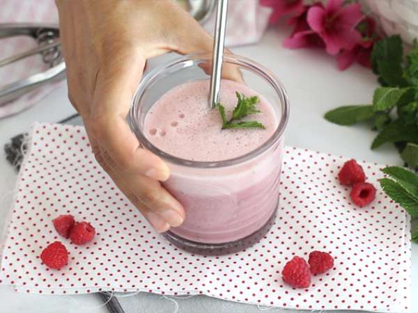 Vegan μιλκσέικ με βατόμουρο και μέντα - Προετοιμασία βήμα 3