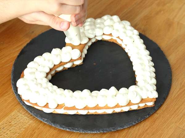 Heart cake au Kinder - Kinder κέικ καρδιάς για την Ημέρα του Αγίου Βαλεντίνου - Προετοιμασία βήμα 9