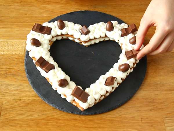 Heart cake au Kinder - Kinder κέικ καρδιάς για την Ημέρα του Αγίου Βαλεντίνου - Προετοιμασία βήμα 10
