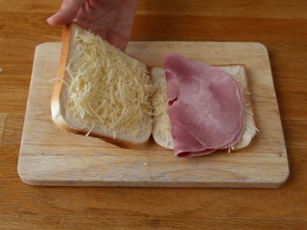 Gourmet croque-monsieur με σάλτσα μπεσαμέλ - Προετοιμασία βήμα 2