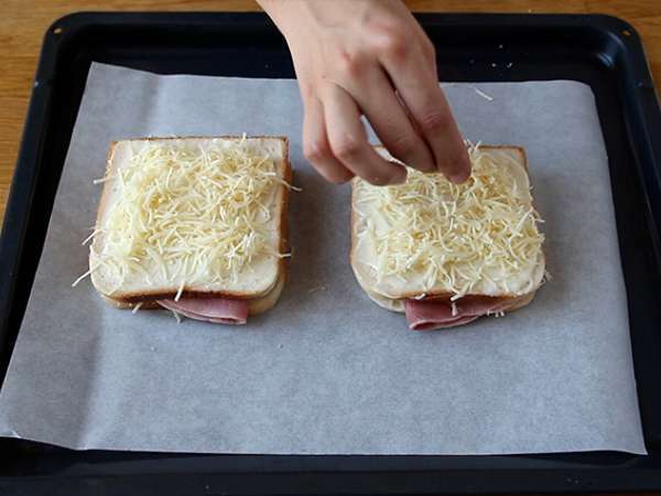 Gourmet croque-monsieur με σάλτσα μπεσαμέλ - Προετοιμασία βήμα 3
