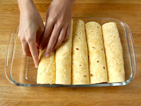 Κοτόπουλο Enchiladas με σάλτσα τσίλι - Προετοιμασία βήμα 5