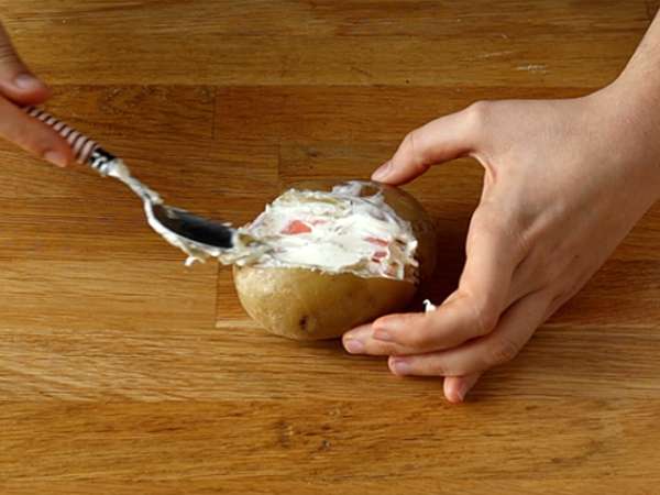 Πατάτες γεμιστές με καπνιστό σολομό και fromage frais - Προετοιμασία βήμα 3