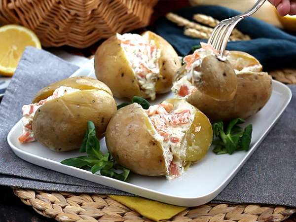 Πατάτες γεμιστές με καπνιστό σολομό και fromage frais - Προετοιμασία βήμα 4