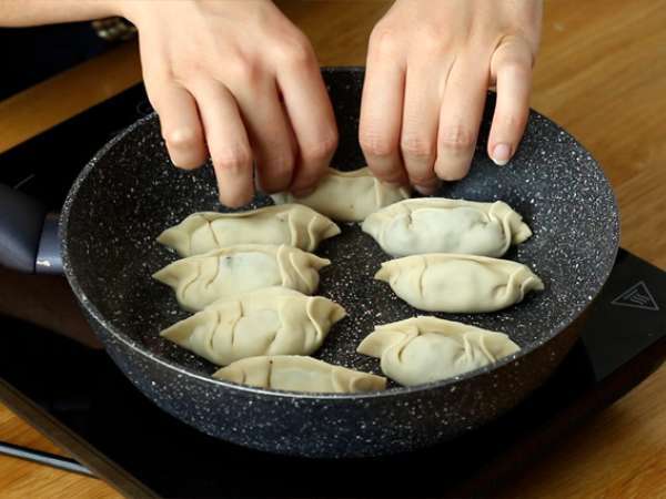 Gyozas με κοτόπουλο, καρότα και μανιτάρια - Προετοιμασία βήμα 10
