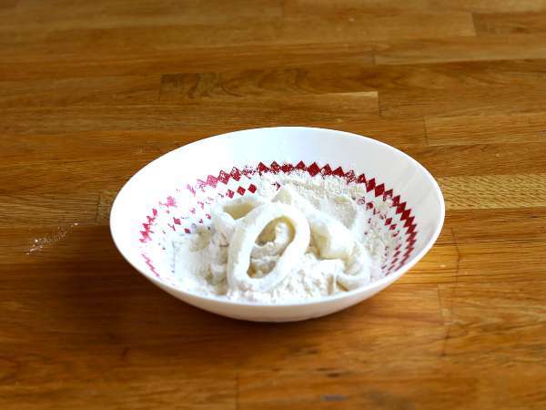Calamares a la romana - παναρισμένα καλαμαράκια σε κουρκούτι - Προετοιμασία βήμα 3