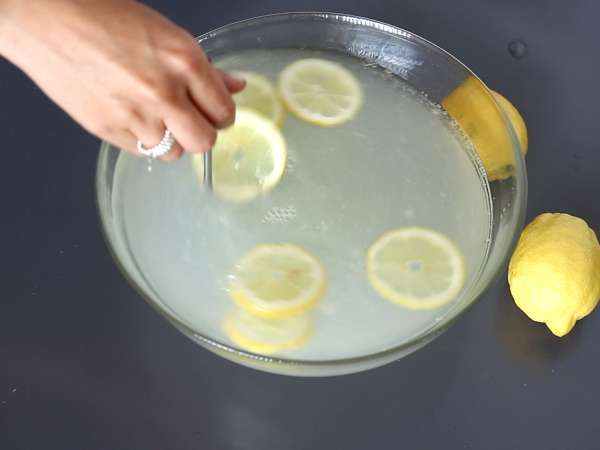Gin fizz για να μοιραστείτε με όλους τους καλεσμένους σας κατά τη διάρκεια του απεριτίφ - Προετοιμασία βήμα 1