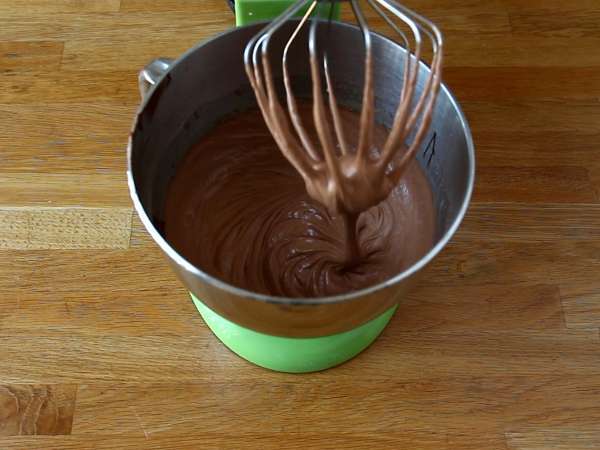 Halloween Bundt cake, το λαχταριστό κέικ σοκολάτας bundt cake - Προετοιμασία βήμα 3