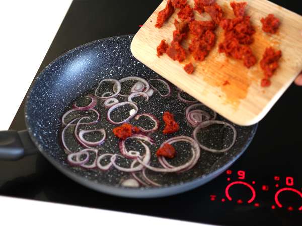 Ζυμαρικά με 'Nduja, ένα εύκολο στην παρασκευή πιάτο ζυμαρικών από την Καλαβρία - Προετοιμασία βήμα 2