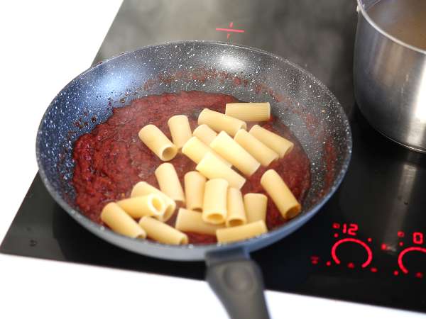 Ζυμαρικά με 'Nduja, ένα εύκολο στην παρασκευή πιάτο ζυμαρικών από την Καλαβρία - Προετοιμασία βήμα 5