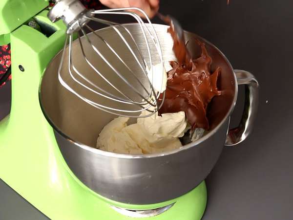 Μπριός Pandoro γεμισμένος με κρέμα Nutella και κρέμα βανίλιας σε σχήμα χριστουγεννιάτικου δέντρου - Προετοιμασία βήμα 1