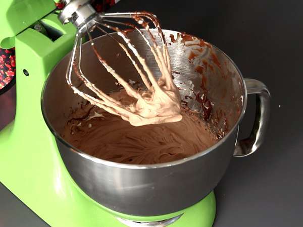 Μπριός Pandoro γεμισμένος με κρέμα Nutella και κρέμα βανίλιας σε σχήμα χριστουγεννιάτικου δέντρου - Προετοιμασία βήμα 2